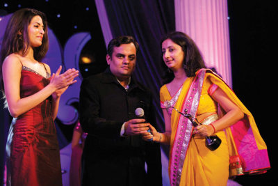 Anirudh Dhoot- Director, Videocon Group of Companies and Parvathy Omnakuttan- Ex Miss India honouring Manisha Girotra