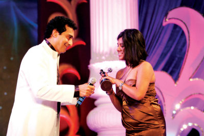Dheeraj Kumar Presenting the award to Krushnaa Patil 