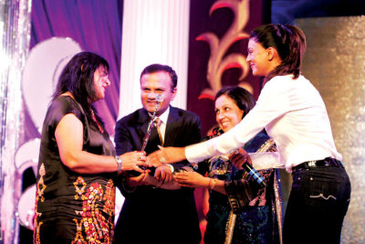 Pradeep Dhoot- Director, Videocon Industries Ltd and Nalini Dhoot honouring Sushmita Sen 