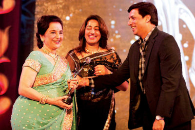 Anu Ranjan (President- The ITA, Editor GR8! TV magazine) and Madhur Bhandarkar honouring Asha Parekh 