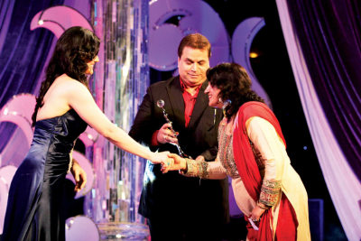 Ramesh Taurani and Zarine Khan presnting Award to Kavita Seth 