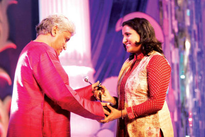 Javed Akhtar presenting award to Aradhna Prakash Gupta 