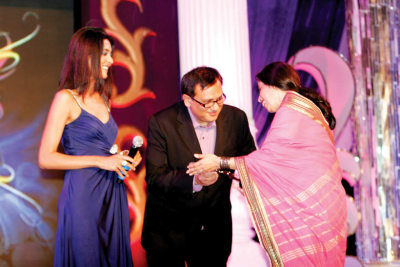 Anooj Kapoor (Bussiness Head-SONY SAB) and Shreyas Kishore- Ex Miss India honouring Dr. Jatinder Kaur Arora 