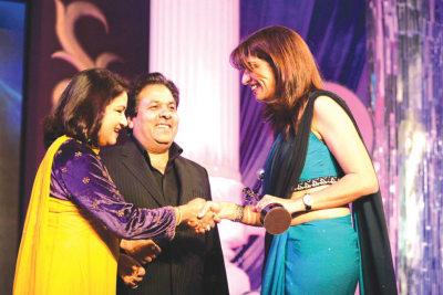 Anuradha Prasad and Rajeev Shukla presenting the award to Latika Khaneja 