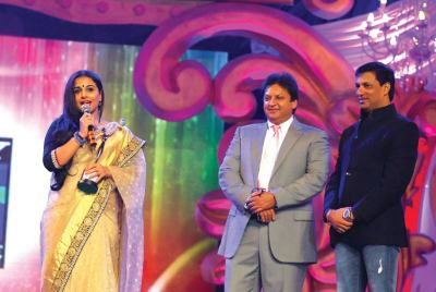 Award presented by Shashi Ranjan and Madhur Bhandarkar to Vidya Balan 
