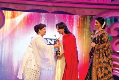 Award presented by Saroj Khan and Rajeshwari Badola to Salma Sultan