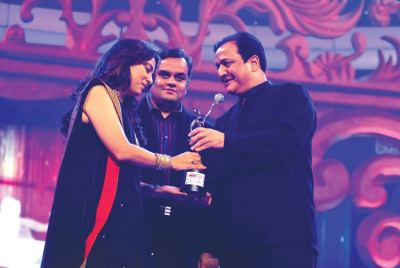 Award presented by Anirudh Dhoot (Director- Videocon) and Rana Kapoor (CEO and MD Yes Bank) to Juhi Chawla 