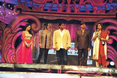 Award presented by Deeya Singh, Rajan Shahi and Govind Namdeo to Giaa Manek and Rashmi Sharma 