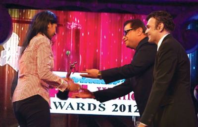 Award presented by Ramesh Taurani and Sanjay Arora (MD- D\'decor) to Anjana Reddy 