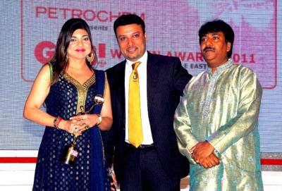 Sachin Singhal (Executive Director of Commercials- Cool FM) and Rashid Khan to Alka Yagnik 