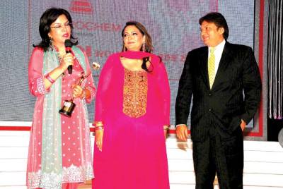 Falguni Mehta and Shashi Ranjan (Publisher, GR8! TV Magazine) to Zeenat Aman 