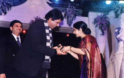 Honourable Minister for I & B, Smt. Sushma Swaraj giving Award 
