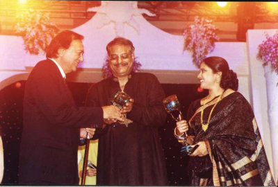 Sunil Dutt giving Award to Renuka Shahane