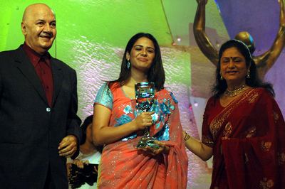 Mona Singh receives Best Actress Drama (Jury) fromPrem Chopra and Aruna Irani