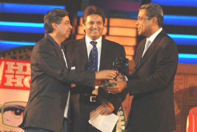 G Krishnan receiving his Award from Pawan Munjal (M.D Hero Honda) and Shashi Ranjan