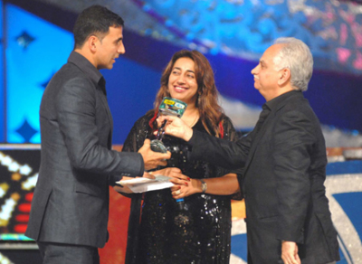 Akshay Kumar receiving award from Anu Ranjan and Ramesh Sippy