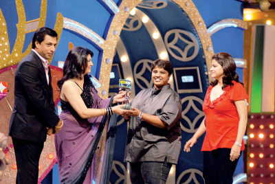 Madhur Bhandarkar and Kiron Sippy giving away the award 