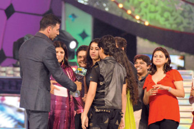 Akshay Kumar giving away the award to Ashvini Yardi