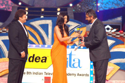 Shashi Ranjan and Kabir Bedi presnting Award to Shilpa Shetty 