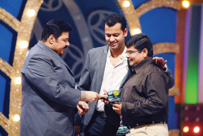 Satish Shah and Rahul Mahajan handing over the trophy to Deven Bhojani 