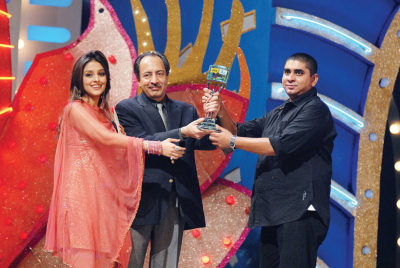 Aarti Chhabria and Sanjeev Aga, Managing Director IDEA Cellular, presenting trophy to Rajan Shahi