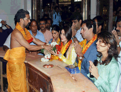 Kareena Kapoor & Madhur Bhandarkar taking blessings