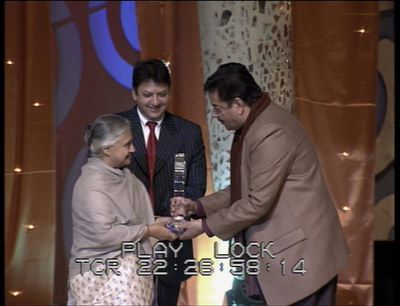 Shashi Ranjan and Shatrughan Sinha present Award to Sheila Dixit