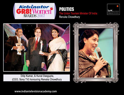 Dilip Kumar and Kunal Dasgupta (CEO, Sony TV) honouring Renuka Chowdhury 
