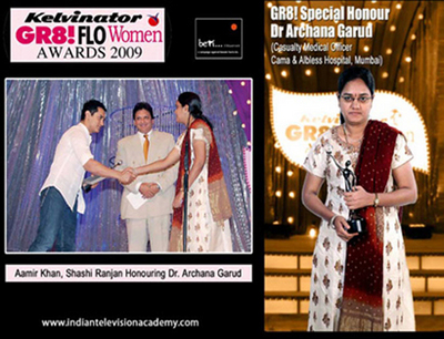 Aamir Khan and Shashi Ranjan honouring Dr. Archana Garud
