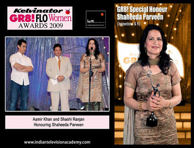 Aamir Khan and Shashi Ranjan honouring Shaheeda Parveen