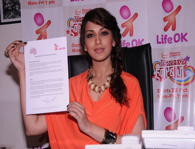 Sonali Bendre shows the petition for Life OK\'s Hindustan Ke Hunarbaaz