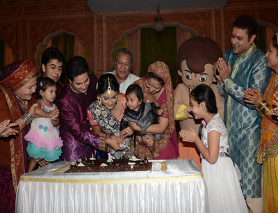 Naksh cutting his birthday cake with entire Yeh Rishta Kya Kehlata Hai family 