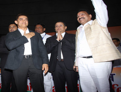 NCSC Award - Left to right Aamir Khan, Star India CEO Uday Shankar and NCSC Vice Chairma Raj Kumar Verka.