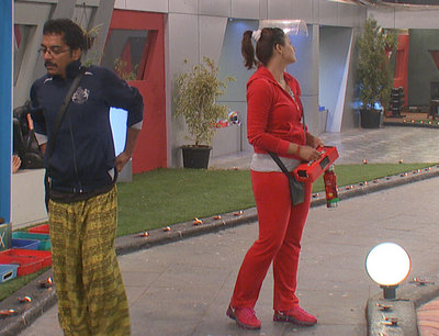 Vrajesh and Urvashi try to mislead theother team