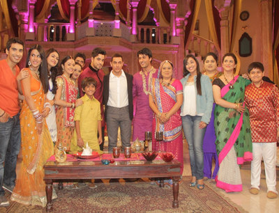 Aamir on the set of Nayi Soch Ki Talaash Aamir Ke Saath with the STAR plus Parivaar members
