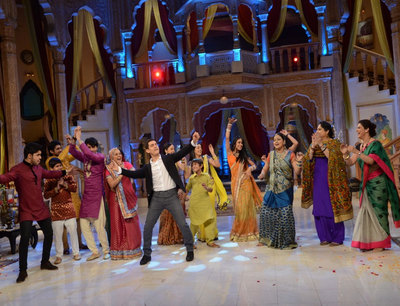 Aamir shaking a leg with the STAR Parivar members on the set of Nayi Soch Ki Talaash Aamir Ke Saath