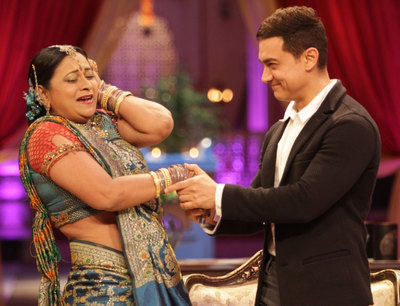 Aamir with Manorama Mami on the set of Nayi Soch Ki Talaash Aamir Ke Saath