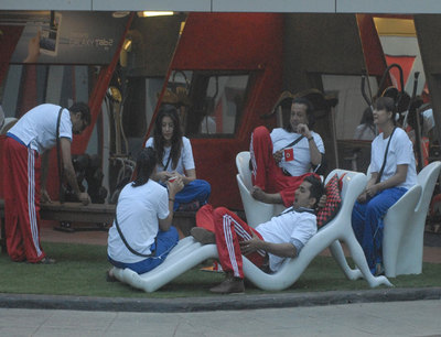 Read Team and Blue Team sitting in the garden area post the Kitchen task