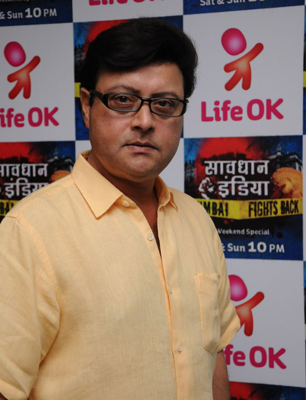 Sachin Pilgaonkar as the host of Life OK's Savdhan India-Mumbai Fights Back
