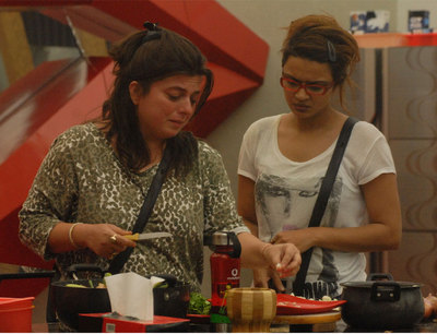 Delnaz and Aashka discuss about Urvashi cooking omelette and Delnaz breaks down