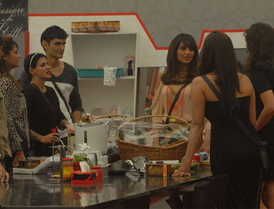 Bipasha gets goodies for the contestants in the house