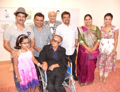 Cast of SAB TV\'s RK Laxman Ki Duniya meet Hon. RK Laxman at showcase of his select artwork
