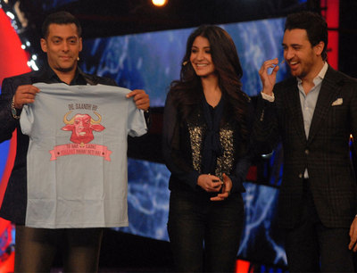 Imran gifts Salman a t-shirt