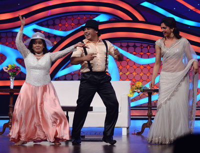 Deepika Padukone dancing with Neelu and Arvind