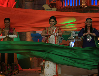 Navina, Debina & Shilpa Shinde perform at SAB TV's Hum SAB Saath Hain