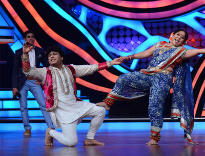 Arvind and Bhabho dancing in slow motion on Pehla Nasha 