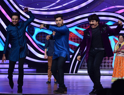 Mohit and Vikram shaking-s-leg with Arvind during their visit at Nach Baliye-5