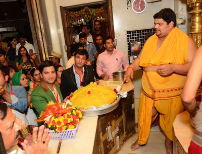 Chef Vikas Khanna and Chef Kunal Kapoor along with contestants at Siddhivinayak Mandir seeking blessings