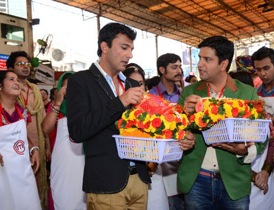 Chef Vikas Khanna and Chef Kunal Kapoor along with contestants at Siddhivinayak Mandir