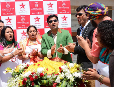 Chef Kunal Kapoor and Chef Vikas Khanna along with contestants with 51KD Modak